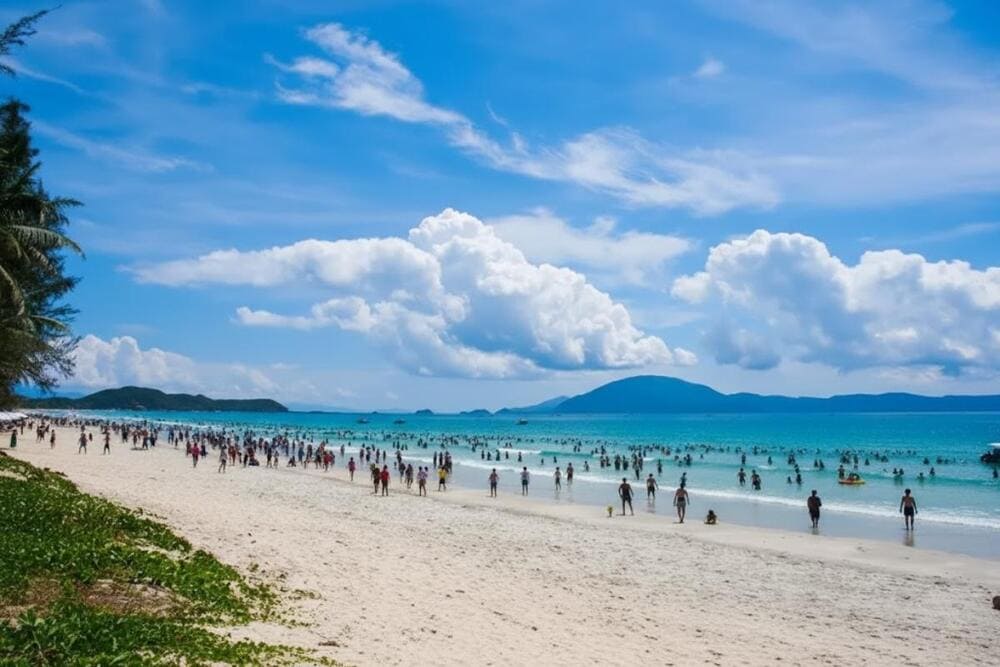 B&atilde;i biển Đồ Sơn nổi tiếng với bờ c&aacute;t trắng mịn, nước biển trong xanh, th&iacute;ch hợp tắm biển.